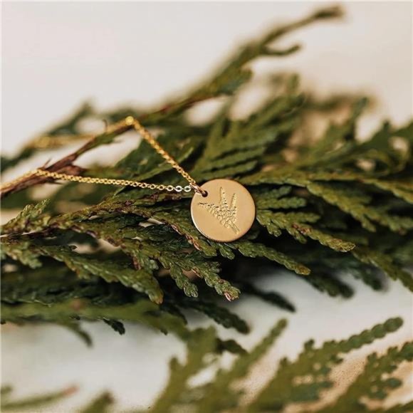 MEVECCO Birth Flower Necklace 18k Gold Custom Floral Pendant Necklaces - Picture 5 of 7